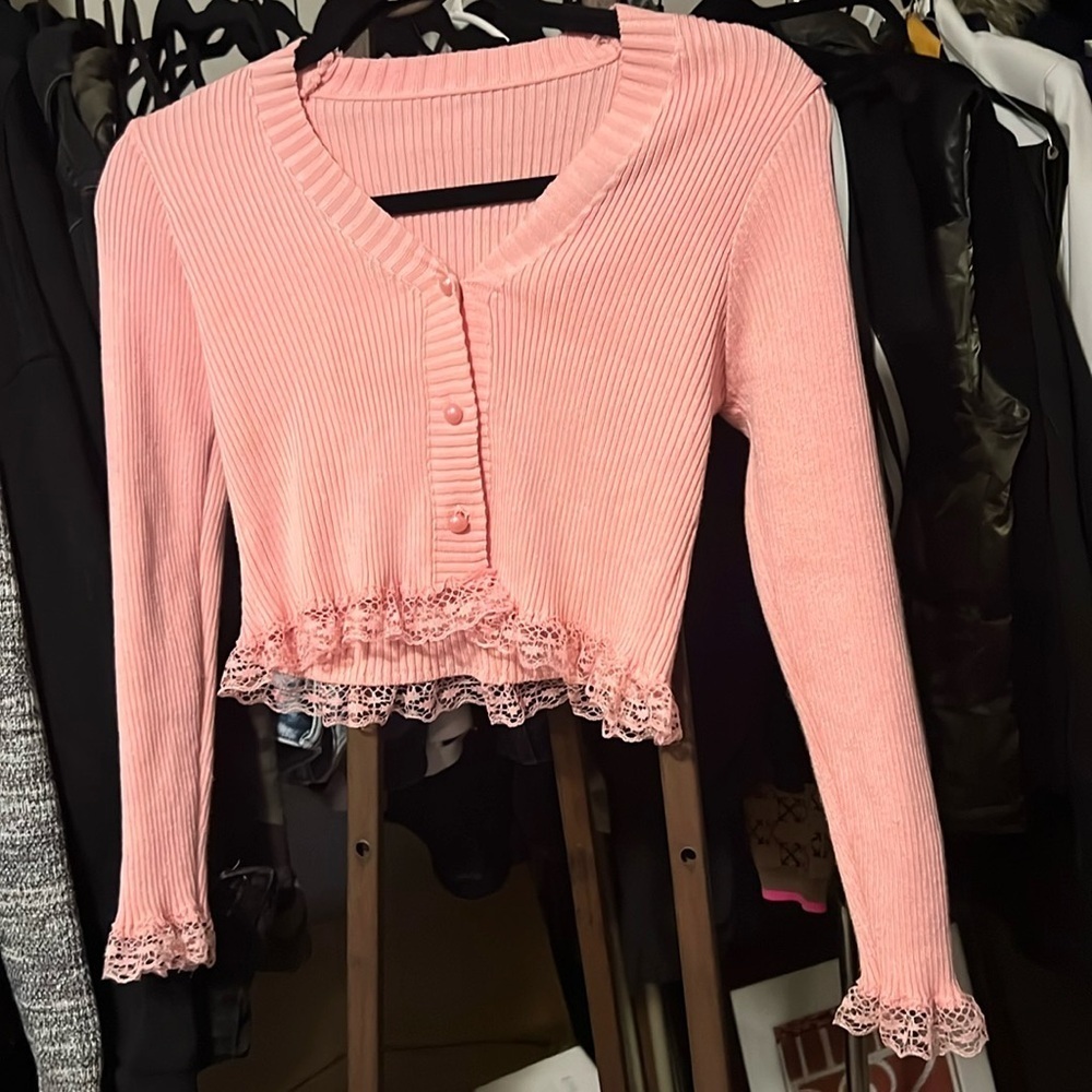 Women’s small pink cropped shirt with ruffles
